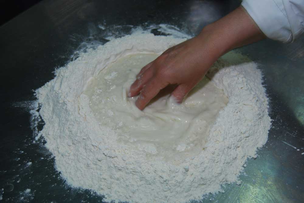 Hacer la masa sobre la mesa.