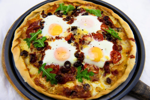 Pizza con huevos.